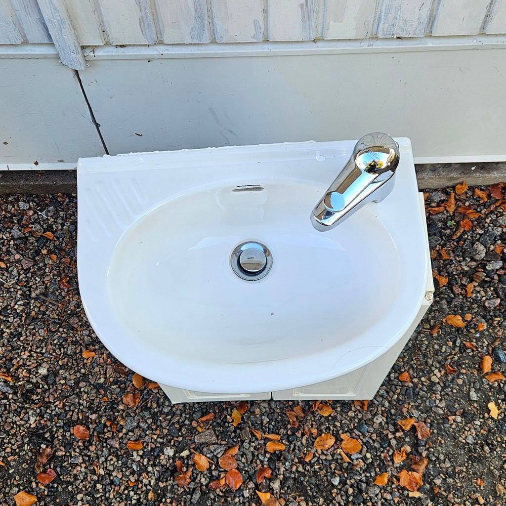 Badrumskommod med tvättställ & blandare
