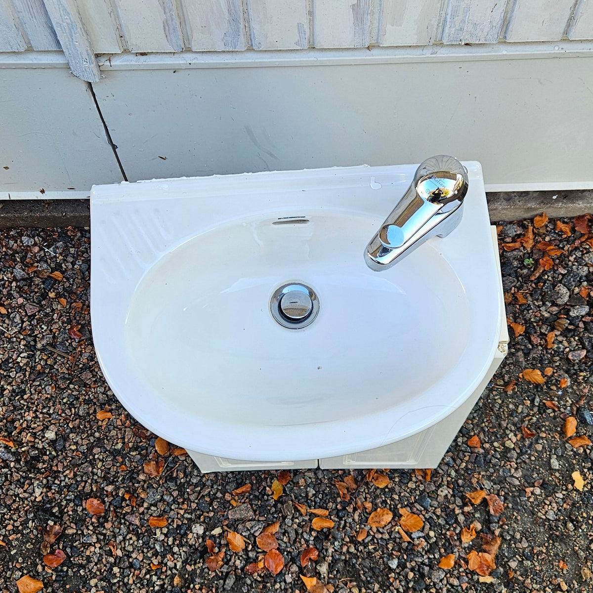 Badrumskommod med tvättställ & blandare